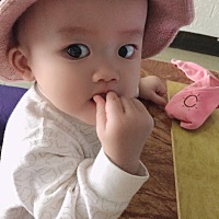 十个半月了，这个粘人的小妖精天天粘着我，烦的很，不哭时又挺可爱的，哭的时候恨不得打一顿饱的，咱也...