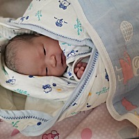 刚出手术室  眼睛就睁着到处看  家人都说雪白干净的小女生   爱你我的小宝贝  姐姐和爸爸都超级喜欢你哦...