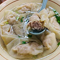 一回苏州就想念以前家门口的那家馄饨店，今晚送了小帅哥，一个人来吃了馄饨，解解馋😛