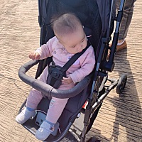 今天由于我的疏忽造成宝宝摔了一下、她坐在小推车上、自己从上面掉出来了、当时哇哇大哭、估计是摔疼了...