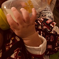 一个月十天的宝宝自己开始抓奶瓶了…… 抬头也很有力量👍🏼