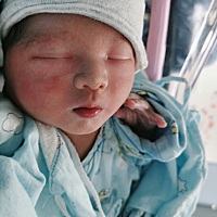 怀我儿子整个孕期相当轻松，能吃能睡，都快要生了还健步如飞……快到预产期的十来天每天坚持走一万步，...