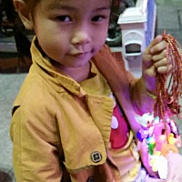 这是我的大宝，有了二宝后，压力山大，重心也给了小宝，大宝常常抱怨，起初还愧疚，久之习惯了，大宝很...