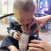 小崽子会自己喝奶茶了耶