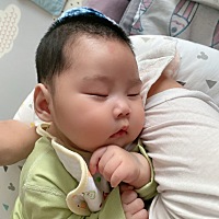 一转眼这个小娃娃已经三个多月啦！每天都会🈶️新的变化，希望我家肉丸子小公主开心长大哦！