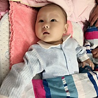 我是一名大三阳哺乳妈妈，肝功能正常，所以没有吃药打针，宝宝生下之后一直是母乳喂养，宝宝打了免疫球...