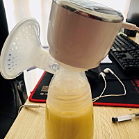 宝宝有点黄疸在医院治疗，由于晚上没有吸奶，第二天早上涨奶疼，吸奶12分就得200多毫升了，不用担心母乳...