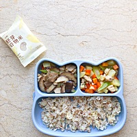 香菇肉片 时蔬鸡肉丁，最近发现30g米已经不能满足十一的小胃了