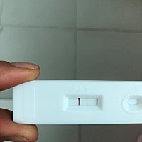 离月经期还有5 6天呢，昨天晚上测完看着是一条杠，今天再一看有一条透明的印记，谁懂，帮我看看