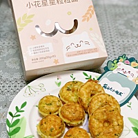 粒粒面版的甜甜圈和棒棒糖，松软有嚼劲，小朋友超喜欢！配料：虾皮，蘑菇，青菜，鸡蛋～