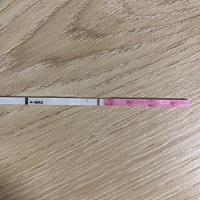 这是有印嘛，但是看只有一半，是染色了嘛