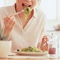 女性备孕吃什么养卵泡？为了能够提高怀孕的概率，女性们需要选择促排卵的食物。食用豆类食物，能帮助女...