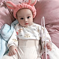 请问宝妈们你们都几个月断奶呢？都吃什么牌子奶粉？