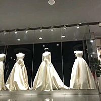 经典一句话搞笑语录：    如果男人不帮你穿上婚纱，你就送他件袈裟。 1、没有医保和寿险的，天黑后不要...