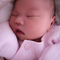 接女宝，孕期孕吐三四个月，怀儿子时基本不吐，女儿时早晚吐的厉害。肚子圆，身子笨重，显怀早，胎盘后...