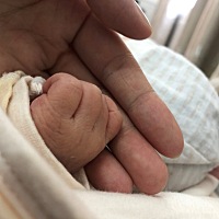 41周没有任何发动现象，医生建议住院，当天住院挂了催产素，开两指宫口一点也没感觉，破水了马上强烈宫...