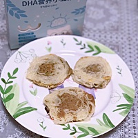 当小朋友对煮面失去兴趣的时候，面条饼拯救了味蕾😀蛋液配料：土豆丝，胡萝卜丝，虾皮，芝麻海苔碎。