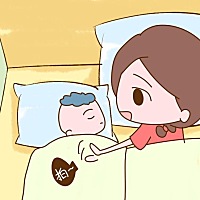 宝宝现在能连着睡5、6个钟了，有时候一觉到天光，我需要把他叫醒给他换尿不湿吗？  宝妈内心很纠结：...