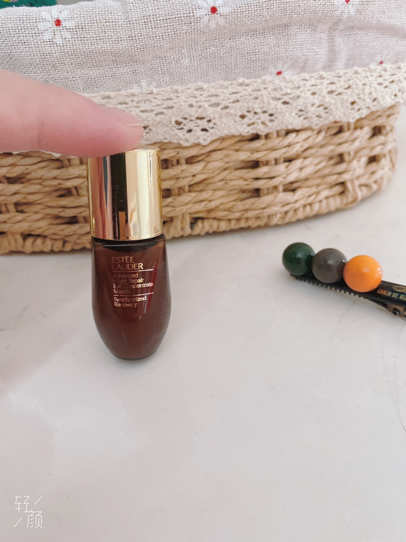 二合一眼霜，里面有一支小小的滴管