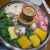 今天，公婆回老家上坟，老公带我我和冬宝去吃了晓寿司🍣，去之前冬宝睡着了，我们把他放小推车里睡，...