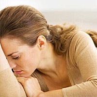 女人更年期有啥症状？更年期症状较轻的，只是出现月经紊乱，潮热出汗，脸上出现色斑皱纹、皮 肤松 弛衰...