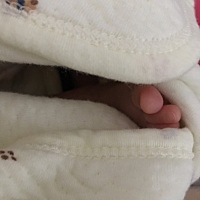 吐奶都吐好多还打嗝看着心疼也无能为力，睡醒2小时又吐奶，这吐等于没吃着，怕体重不长，万能宝妈圈指指...