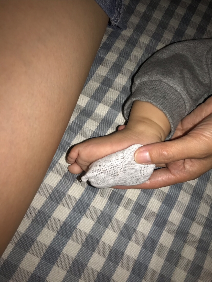 就这样敷在脚底  然后穿上袜子固定纱布  放一晚上 第二天就会好很多很多