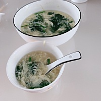 他说在抖音学的，山药菠菜蛋花汤，微盐！ 味道还行