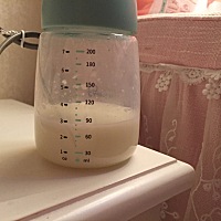 最近宝宝大便黄、稀，且有泡子，请问有遇到过这种情况吗？是什么原因，要怎么办呀？