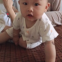 宝妈们，孩子一岁大，一直流鼻涕还咳嗽，喉咙有痰，已经快一个月了，换了好几家医院都没有效果，你们有...