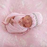 上门来拍的宝宝照，捕捉了两张在笑的表情😄😘😘 做月子一周啦！ 宝宝出生时我的体重67kg，生完坐...