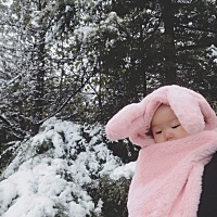 昨天乐小妞儿坐在阳台，看着雨在漫天飞雪的样子，听我讲雪花❄️的时候，激动对我笑，今天决定带她出来...