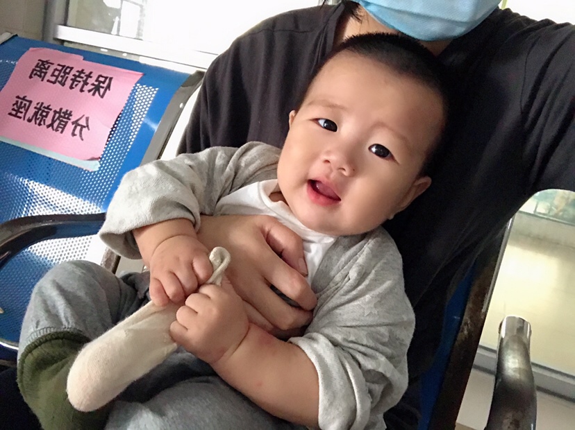 好会扯袜子  一坐着就要把袜子脱了  哈哈哈