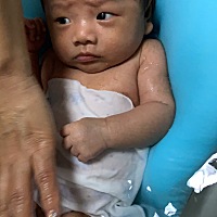 宝宝回娘家，总让抱着，抱着就不哭，然后总是抻，睡觉也不踏实一个小时就醒，持续三天了，晚上睡觉也是...