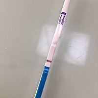 月经推迟8天了 今天测了下。仔细看能看到第二条特别细特别浅  有经验的姐妹们能帮忙看一下嘛？ 在线等 ...