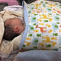 怀孕前期，第七周流血，比月经还多，好在老天保佑宝宝有心管博动，前期喜酸辣，后期喜甜，胎动左边居多...