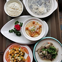 幸好选了月子中心，护理，洗澡，什么都不用问，饮食也不错，省心又开心！