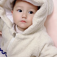 有没有宝妈知道一岁的宝宝突然总半夜大哭T﹏T以前睡觉是雷打不醒的，现在轻轻一动就醒，半夜醒几次，醒...