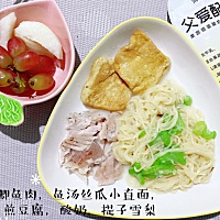 每天最快乐的事，给宝宝做饭，最快乐的是看着宝宝吃，虽然她会笨笨的吃的满脸满身满地都是饭粒。