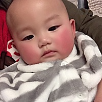 宝宝今天满6个月了 最近是因为天冷还是什么，我家宝宝小脸天天都是红通通的， 身体都正常 没感冒 没发烧...