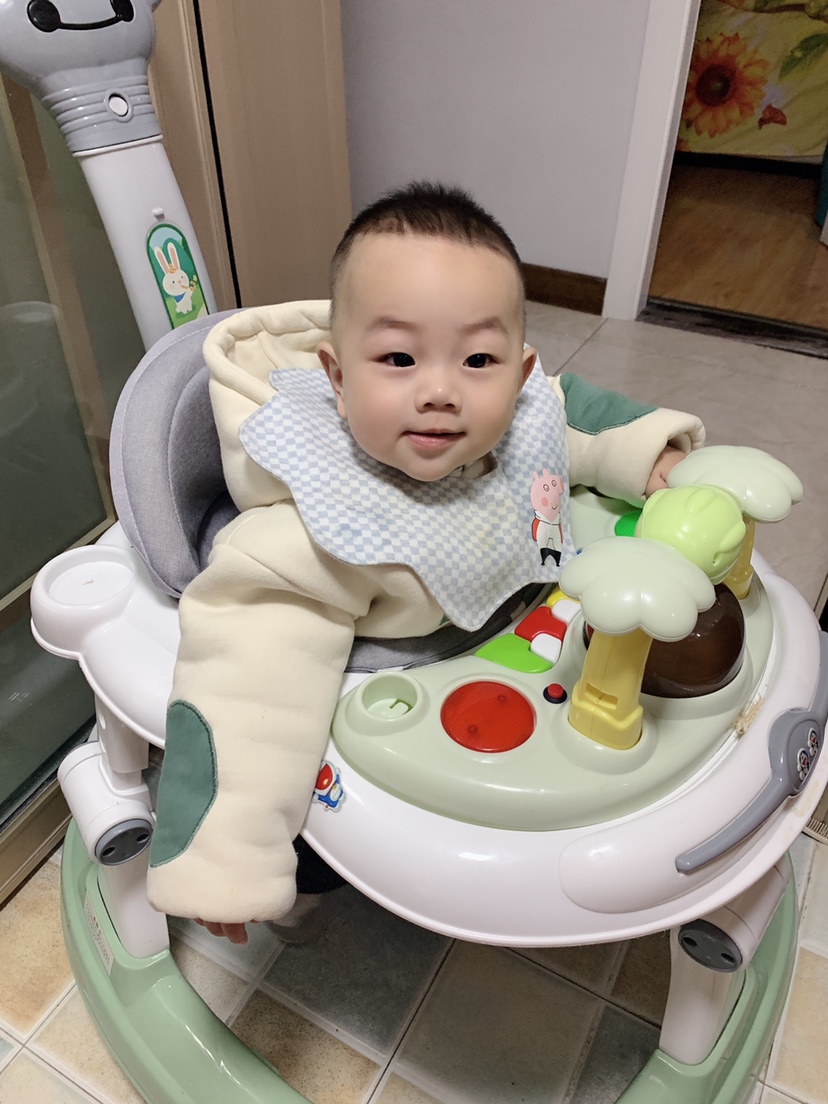 我家宝宝快10个月了，让他单独扶着站他不站，扶着他在地上往前踏步他也不走，放在学步车里走他又走的厉害，有时候还是跑，要怎么训练他站和走呢