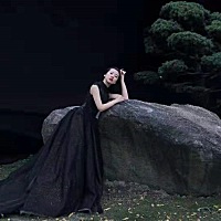 婚纱背后的故事       初次遇到的那年，记得是在苏州虎丘婚纱城罗门婚纱公司里面。       当时妈妈是苏...