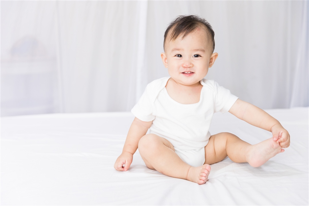 哺乳期不能吃的药
哺乳期妈妈在用药时，不仅要考虑药物是否影响乳汁分泌，还必须考虑药物对宝宝的影响。许多药物会随妈妈的乳汁而进入婴儿体内。尽管有的药物在乳汁中的浓度很低，但由于宝宝体稚身嫩，药物也会对宝宝起到作用。以下是一些常见的哺乳期禁用药或慎用药：
1、抗微生物药物，如青霉素族抗菌素，包括青霉素、新青霉素Ⅱ、新青霉素Ⅲ、氨基苄青霉素等。
2、磺胺类药物，如磺胺异恶唑、磺胺嘧啶、磺胺甲基异恶唑、磺胺脒、丙磺舒、甲氧苄氨嘧啶、制菌磺、双嘧啶片、复方新诺明等等。
3、氨基糖苷类药物如庆大霉素、链霉素在乳汁中浓度较高，会使婴儿听力受损，应禁用。
4、异烟肼(雷米封)，对宝宝尚无肯定的不良作用，但由于抗结核药需长期使用，为避免对宝宝产生不良影响，最好改用其它药物或停止哺乳。
5、灭滴灵，为广谱抗菌药，常用于治疗滴虫性阴道炎及厌氧菌感染。口服后虽然对宝宝的损害尚未最后肯定，但仍主张最好不用。
6、氯霉素，乳儿特别是新生儿，肝脏解毒功能尚未健全，若通过乳汁吸入氯霉素，容易发生乳儿中毒，抑制骨髓功能，引起白细胞减少，甚至引起致命的灰婴综合征，应禁用。
7、四环素和强力霉素，这两种药都是脂溶性药物，易进入乳汁。特别是四环素可使乳儿牙齿受损、珐琅质发育不全，引起永久性的牙齿发黄，并可使乳幼儿出现黄疸。所以也应禁用。
8、氨基比林及含氨基比林的药物，如去痛片、撒烈痛片、安痛定等，能很快进入乳汁，应忌用。
9、硫酸阿托品、硫酸庆大霉素、硫酸链霉素等药物，在乳汁中浓度比较高，可使婴儿听力降低，应忌用。
10、抗甲状腺药物甲基硫氧嘧啶，可由母乳而抑制乳儿的甲状腺功能。口服硫脲嘧啶，可导致乳儿甲状腺肿和颗粒性白细胞缺乏症，故应禁用。
11、抗病毒药金刚烷胺，常有医生将它开给病人抗感冒。哺乳的妈妈服此药后，可致宝宝呕吐、皮疹和尿潴留，应禁用。
12、患了恶性肿瘤的哺乳期妈妈应停止哺乳，因抗癌药物会随乳汁进入宝宝体内，引起骨髓抑制，出现白细胞下降。
13、需用抗凝血药时，不能使用肝素，可用双香豆素代替，以免引起新生儿凝血机制障碍。
此外，在哺乳期不能用的药品还包括，水杨酸类药物、利尿剂和作用猛烈的泻药;镇静药如苯巴比妥、阿米妥等。妈妈在哺乳期应慎用药物，最好在医生的指导下用药，切勿自己乱吃药