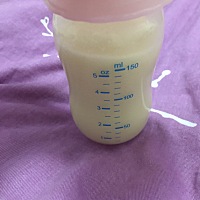 母乳吃不完，每次吸出来倒了。是不是有点可惜，不吸难受