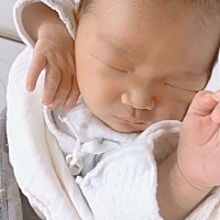 你们玩手机吗，洗澡洗头吗。尿不湿是自己换还是，我妈一直说不能洗，坐不好月子落一身毛病，