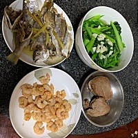 中午煎牛排看到变色以为熟了盛出来，过了一会看发现有血水渗出来，吓我一跳。切开中间没熟又拿去煎至全...