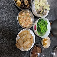 鱼也不吃！虾也不吃！肉也不吃！菜也不怎么吃！我好希望有会烹饪的高手来附近开饭堂，到点了去打饭吃。...