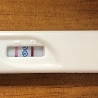 姨妈来之前两天就测出了浅浅的红印，现在姨妈推迟三天又测了一下，还是弱阳，比之前确实深一些但还是没...