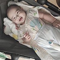 爱笑，不吃夜奶，一般不会哭闹，很乖，省心❤️的天使宝宝，有点腼腆。