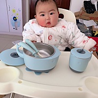 座椅餐具都准备好了，就差会自主进食的吴哈哈啦，且再等等，希望以后能做个优雅进食的淑女，不要追着喂...